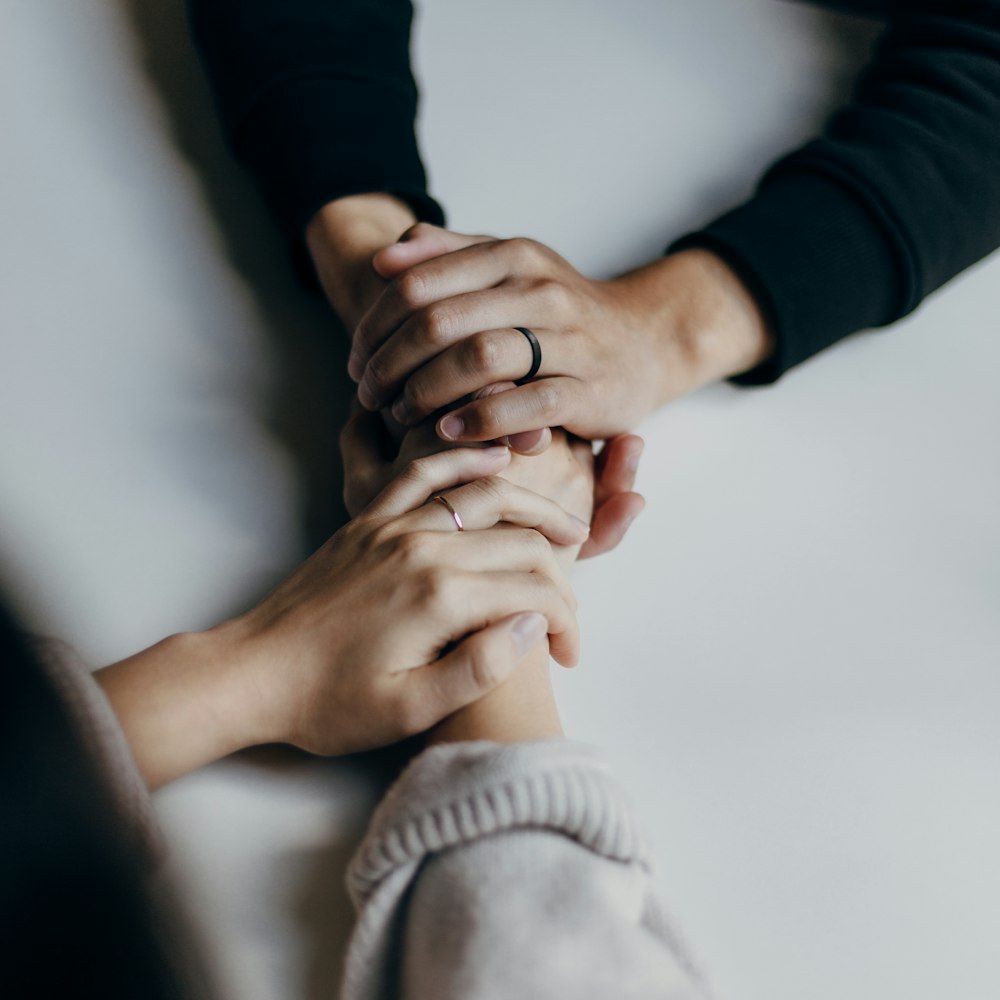 Dos personas se toman de la mano junto a la mesa
